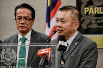 陈泓缣(右)促请国会下议院议长阿兹哈,允许在国会辩论苏禄苏丹后裔索赔的课题。-Ahmad Zamzahuri摄- 陈泓缣(右)促请国会下议院议长阿兹哈,允许在国会辩论苏禄苏丹后裔索赔的课题。-Ahmad Zamzahuri摄-