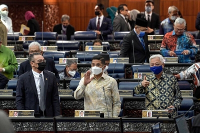 反跳槽法案在国会下议院三读通过,依斯迈沙比里(右)感谢朝野及独立议员。-马新社- 反跳槽法案在国会下议院三读通过,依斯迈沙比里(右)感谢朝野及独立议员。-马新社-