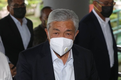 由于阿末扎希VLN贪污案最后一名证人确诊冠病尚未复原,案件展延至8月10日续审。-Yusof Mat Isa摄- 由于阿末扎希VLN贪污案最后一名证人确诊冠病尚未复原,案件展延至8月10日续审。-Yusof Mat Isa摄-