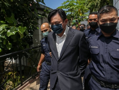 杨祖强(中)被控强奸印尼女佣的罪名成立,被判入狱13年及鞭笞2下。-Farhan Najib摄- 杨祖强(中)被控强奸印尼女佣的罪名成立,被判入狱13年及鞭笞2下。-Farhan Najib摄-