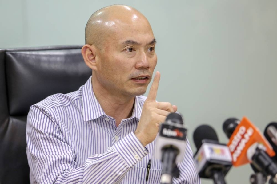 林立迎说,通过了反跳槽法令,人民从此可以放心投票,并以手中的一票拒绝以权力和利益为优先考虑的政棍。-Hari Anggara摄- 林立迎说,通过了反跳槽法令,人民从此可以放心投票,并以手中的一票拒绝以权力和利益为优先考虑的政棍。-Hari Anggara摄-