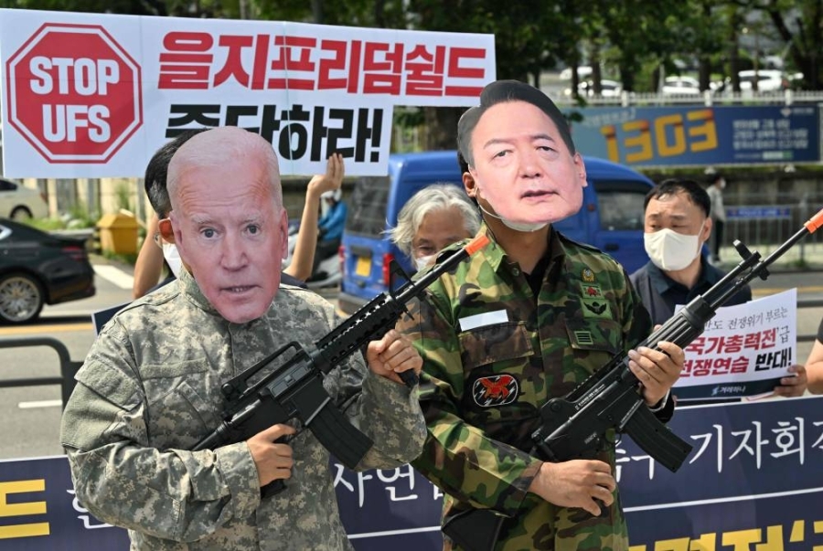 反战人士周四戴着美国总统拜登和韩国总统尹锡悦的面具,在首尔总统府附近示威,抗议名为“乙支自由护盾”(UFS)的韩美军演。-法新社- 反战人士周四戴着美国总统拜登和韩国总统尹锡悦的面具,在首尔总统府附近示威,抗议名为“乙支自由护盾”(UFS)的韩美军演。-法新社-