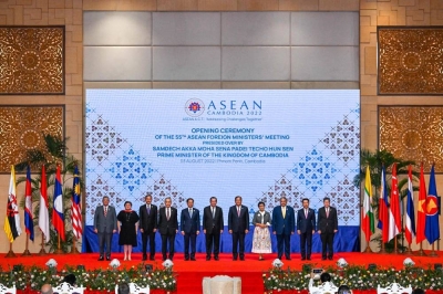 第55届东盟外交部长会议周三在柬埔寨首都金边召开。图为各国部长在会议开始前合影。-法新社- 第55届东盟外交部长会议周三在柬埔寨首都金边召开。图为各国部长在会议开始前合影。-法新社-