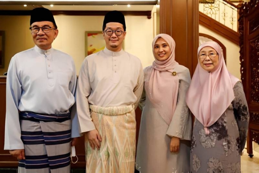 任绍龙(左2起)与努鲁依莎在双溪龙住家举办婚礼。安华(左)与旺阿兹莎给予祝福。-努鲁依莎脸书- 任绍龙(左2起)与努鲁依莎在双溪龙住家举办婚礼。安华(左)与旺阿兹莎给予祝福。-努鲁依莎脸书-