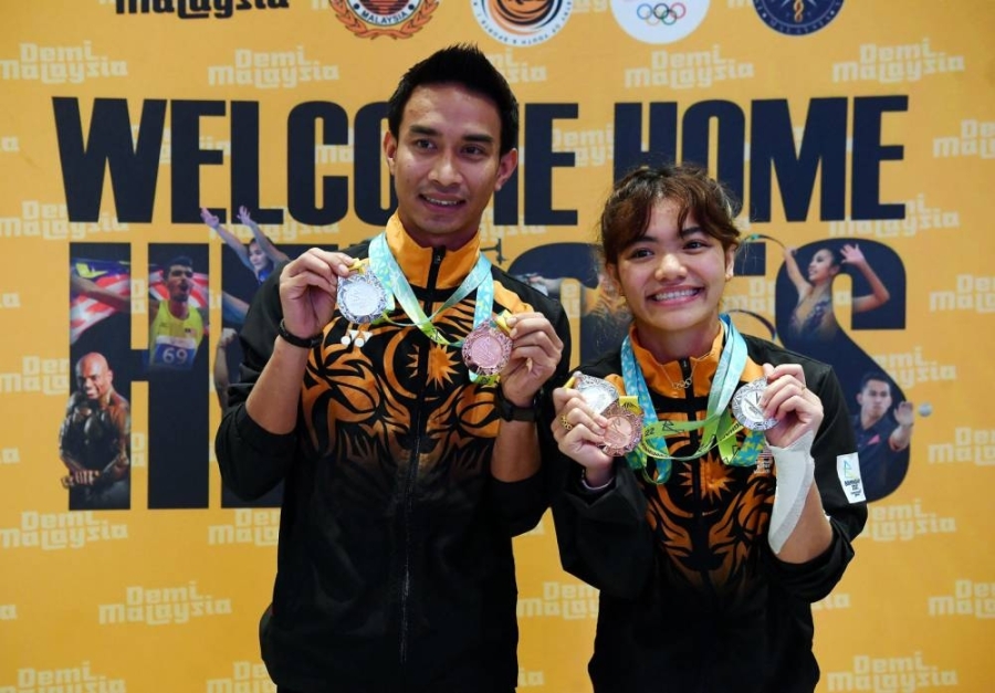 本届大马跳水队以3银1铜结束征途,其中沙菲克(1银1铜)和诺达比塔(2银1铜)是贡献了这4枚奖牌的大功臣,老将潘德蕾拉则颗粒无收。-马新社- 本届大马跳水队以3银1铜结束征途,其中沙菲克(1银1铜)和诺达比塔(2银1铜)是贡献了这4枚奖牌的大功臣,老将潘德蕾拉则颗粒无收。-马新社-