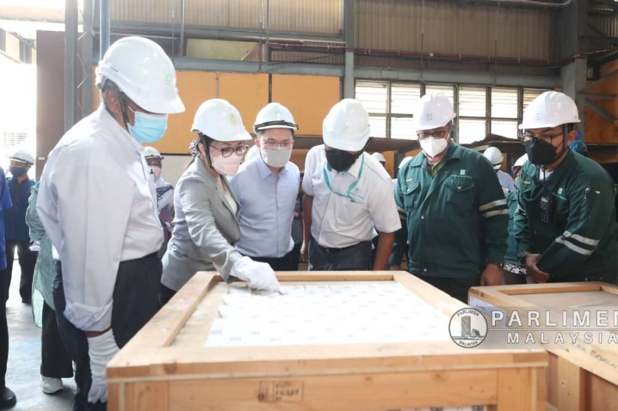 黄家和(左3)说,公账会视察造船地点时发现,当地已经不再有工人、没有承包商、也没有任何进行中的工作,全部停顿、完全归零。-图取自Wong Kah Woh面子书- 黄家和(左3)说,公账会视察造船地点时发现,当地已经不再有工人、没有承包商、也没有任何进行中的工作,全部停顿、完全归零。-图取自Wong Kah Woh面子书-