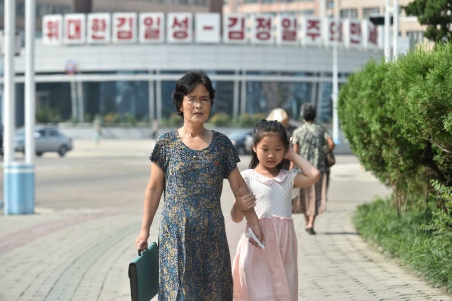 朝鲜最高领导人金正恩宣布战胜疫情,已取消强制戴口罩和保持社交距离等防疫规定。图示周二走在平壤街头上的妇人和女孩均没戴口罩。-法新社- 朝鲜最高领导人金正恩宣布战胜疫情,已取消强制戴口罩和保持社交距离等防疫规定。图示周二走在平壤街头上的妇人和女孩均没戴口罩。-法新社-