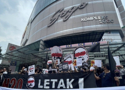 尽管下雨天,集会者仍高举大字报,促请希山慕丁对LCS丑闻负责,包括引咎辞职。-图取自推特- 尽管下雨天,集会者仍高举大字报,促请希山慕丁对LCS丑闻负责,包括引咎辞职。-图取自推特-