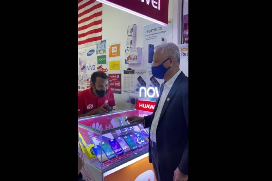 首相(右)昨晚(15日)到吉隆坡玛拉数码商城巡视。-图摘自首相脸书- 首相(右)昨晚(15日)到吉隆坡玛拉数码商城巡视。-图摘自首相脸书-