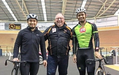 左起阿兹祖哈斯尼、教练比斯利和队友沙菲道斯。-摘自推特- 左起阿兹祖哈斯尼、教练比斯利和队友沙菲道斯。-摘自推特-