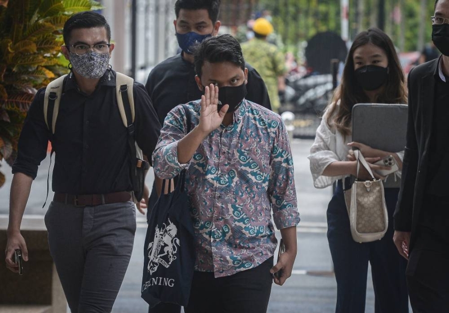 涉嫌举办濒海战斗舰计划集会的阿米尔哈利里(中)在推事庭面控,惟否认有罪。-马新社- 涉嫌举办濒海战斗舰计划集会的阿米尔哈利里(中)在推事庭面控,惟否认有罪。-马新社-