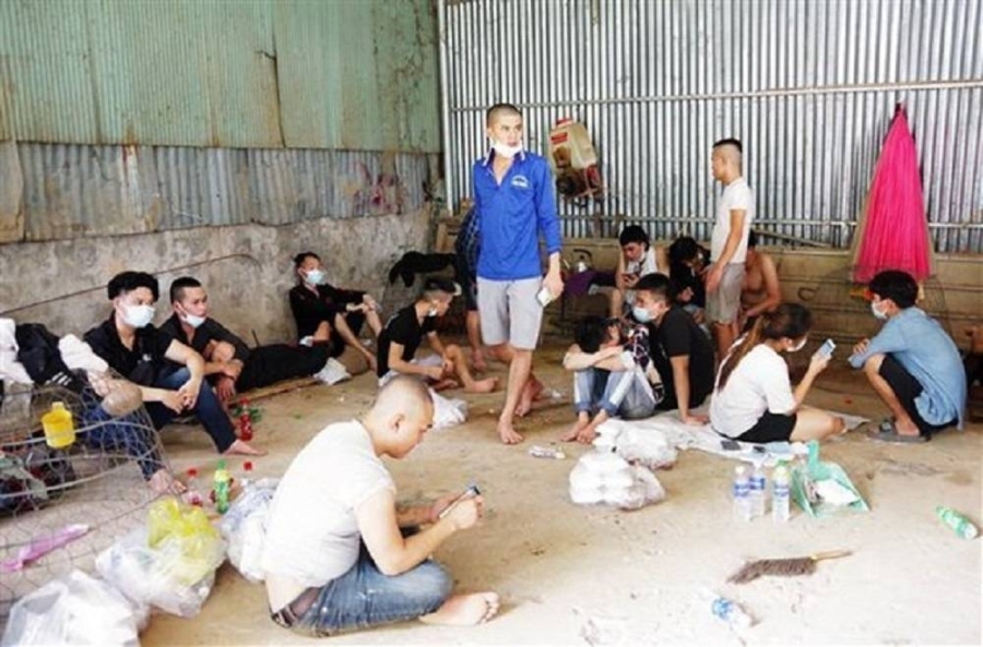 近日从柬埔寨赌场跳河逃回越南的40名越南猪仔,已获越南政府安置。-图取自越南新闻社- 近日从柬埔寨赌场跳河逃回越南的40名越南猪仔,已获越南政府安置。-图取自越南新闻社-