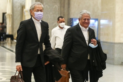再益与律师楼伙伴要求谢依琳道歉,否则会起诉对方。-Yusof Mat Isa摄- 再益与律师楼伙伴要求谢依琳道歉,否则会起诉对方。-Yusof Mat Isa摄-