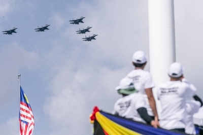 适逢国庆游行,大马皇家空军也在吉隆坡上空进行大型空中飞行表演。-Hari Anggara摄- 适逢国庆游行,大马皇家空军也在吉隆坡上空进行大型空中飞行表演。-Hari Anggara摄-