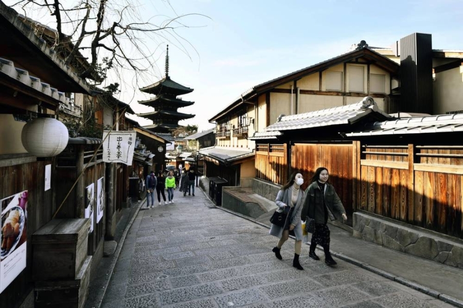 日本的每日旅客入境上限下周三起,会由目前的两万人大幅增加至5万人。图为京都老区的八坂宝塔。-图取自共同社- 日本的每日旅客入境上限下周三起,会由目前的两万人大幅增加至5万人。图为京都老区的八坂宝塔。-图取自共同社-