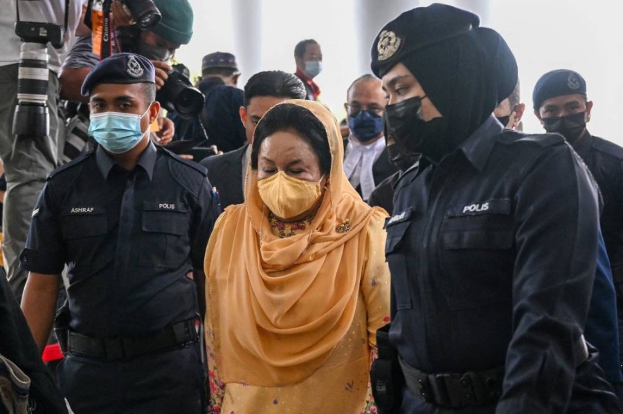 罗丝玛被判罪名成立,入狱刑期一共30年与罚款9亿7000万令吉。-法新社- 罗丝玛被判罪名成立,入狱刑期一共30年与罚款9亿7000万令吉。-法新社-