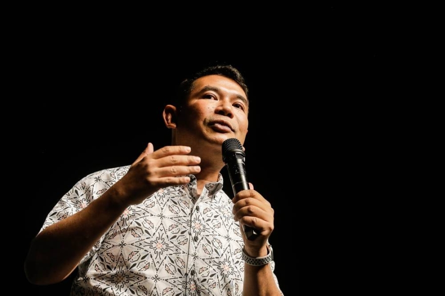 拉菲兹为揭露“濒海战斗舰”丑闻一事,到警局去录口供。-Sayuti Zainudin摄- 拉菲兹为揭露“濒海战斗舰”丑闻一事,到警局去录口供。-Sayuti Zainudin摄-