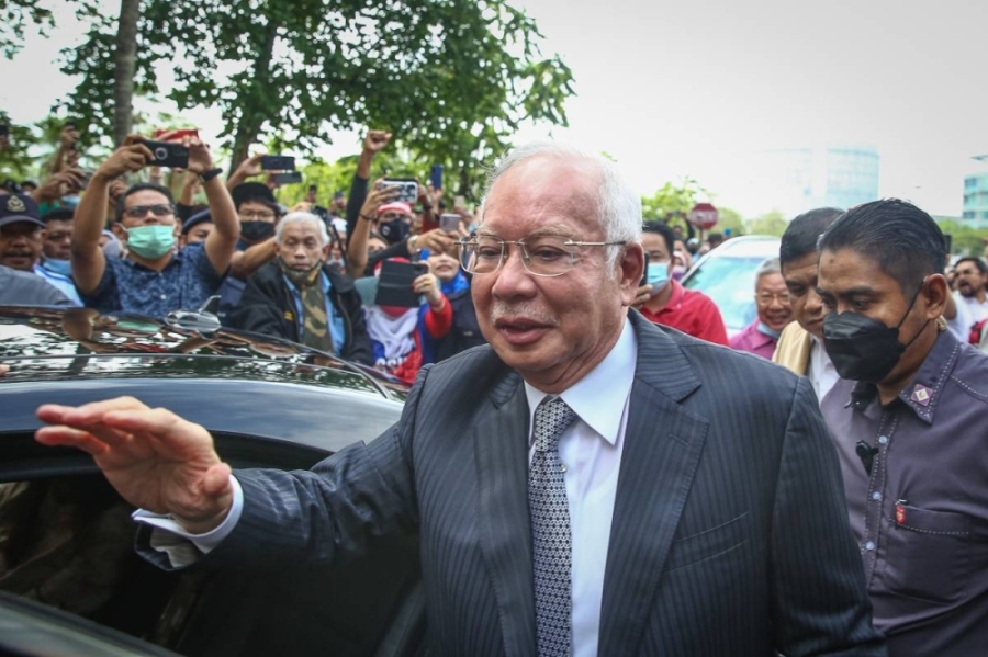 纳吉挪用SRC国际公司4200万令吉的罪名成立,被判入狱12年。-Yusof Mat Isa摄- 纳吉挪用SRC国际公司4200万令吉的罪名成立,被判入狱12年。-Yusof Mat Isa摄-