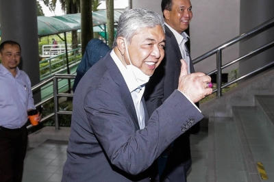 被控贪污的阿末扎希,周三抵达莎阿南法庭大厦。-Sayuti Zainudin摄- 被控贪污的阿末扎希,周三抵达莎阿南法庭大厦。-Sayuti Zainudin摄-