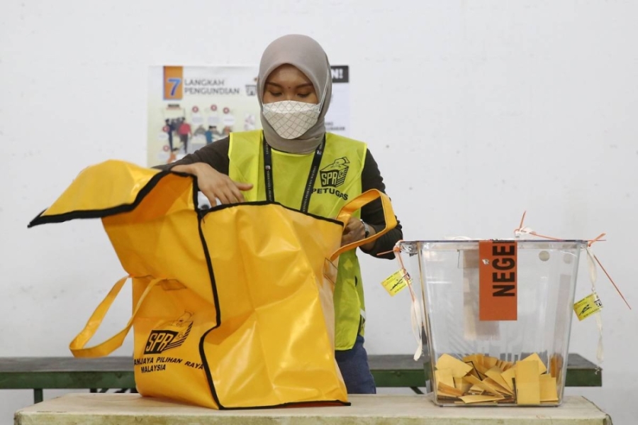 旺阿末指出,额外的成本将胥视选民的人口、选举物流、员工津贴、交通费及选票等事项而定。-Yusof Mat Isa摄- 旺阿末指出,额外的成本将胥视选民的人口、选举物流、员工津贴、交通费及选票等事项而定。-Yusof Mat Isa摄-