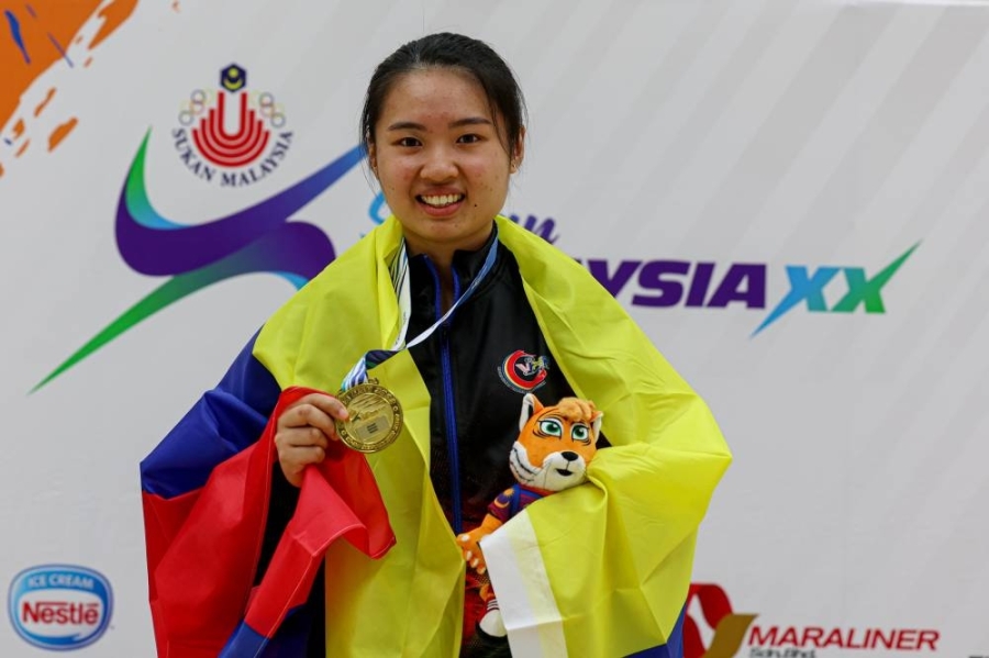 本周日(25日)即将迎来22岁生日的陈苡温,首次斩获马运会壁球女单金牌提前收获庆生大礼。-马新社- 本周日(25日)即将迎来22岁生日的陈苡温,首次斩获马运会壁球女单金牌提前收获庆生大礼。-马新社-