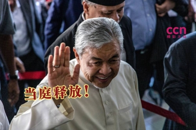 阿末扎希在外国签证系统(VLN)一案中,面对的40项控状全部表罪不成立,当庭释放。-精彩大马制图- 阿末扎希在外国签证系统(VLN)一案中,面对的40项控状全部表罪不成立,当庭释放。-精彩大马制图-