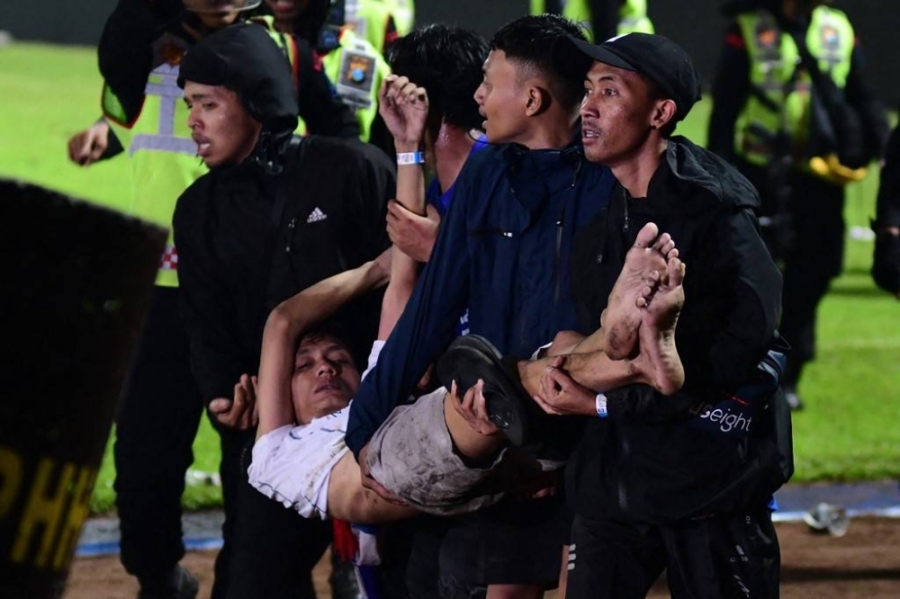 体育场发生的骚乱和踩踏事件,已造成129人死亡,逾180人受伤。-法新社- 体育场发生的骚乱和踩踏事件,已造成129人死亡,逾180人受伤。-法新社-