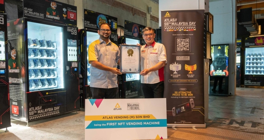 大马纪录大全有限公司首席营运员黄枫伟(右)移交证书,给予ATLAS自动售货机市场和辅助销售高级经理Kalithasan Sothinathan(左)。-ATLAS Vending提供- 大马纪录大全有限公司首席营运员黄枫伟(右)移交证书,给予ATLAS自动售货机市场和辅助销售高级经理Kalithasan Sothinathan(左)。-ATLAS Vending提供-