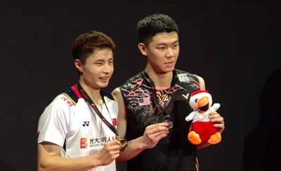 李梓嘉在丹麦公开赛男单决赛中,鏖战三局后告负石宇奇,与职业生涯第四个世界巡回赛冠军失之交臂。-摘自推特- 李梓嘉在丹麦公开赛男单决赛中,鏖战三局后告负石宇奇,与职业生涯第四个世界巡回赛冠军失之交臂。-摘自推特-