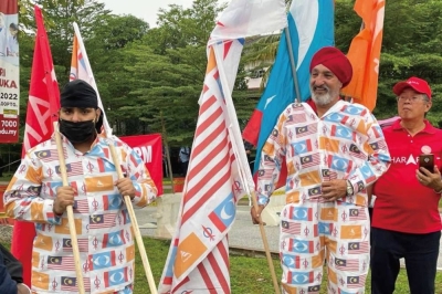 59岁的阿克巴与18岁的儿子沙迪星穿着特别设计的“希盟装”,现身双溪毛糯的提名中心,造型相当吸睛。-马新社脸书专页- 59岁的阿克巴与18岁的儿子沙迪星穿着特别设计的“希盟装”,现身双溪毛糯的提名中心,造型相当吸睛。-马新社脸书专页-