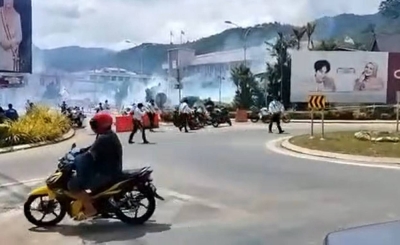 视频显示,警方在提名中心外发射催泪弹,现场一片混乱。-图截自视频- 视频显示,警方在提名中心外发射催泪弹,现场一片混乱。-图截自视频-