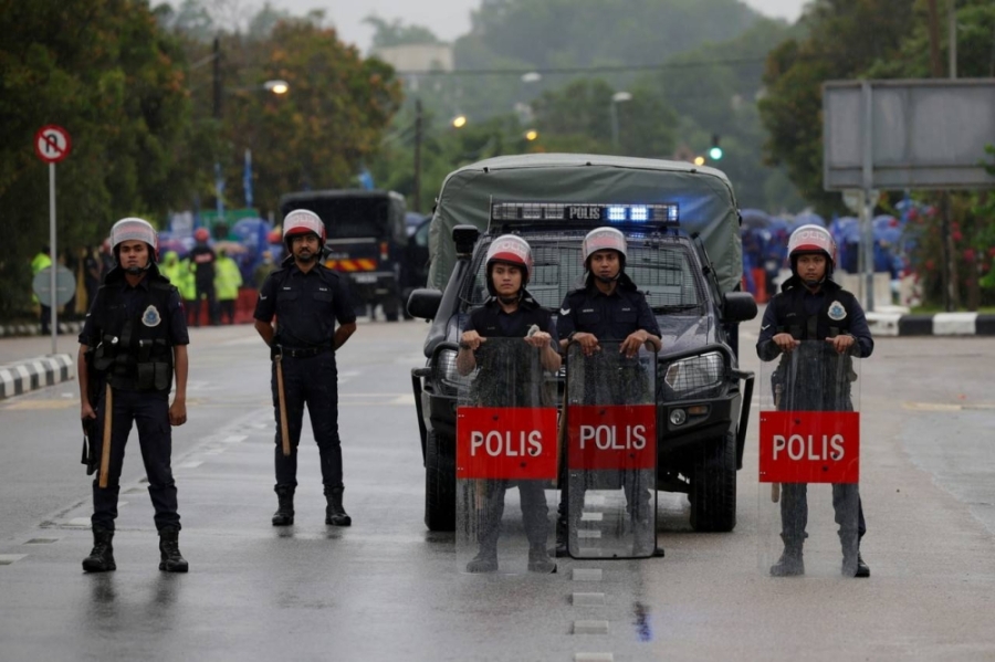 大选提名日当天,警员在提名中心和周边地区执勤,确保提名程序顺畅。-马新社- 大选提名日当天,警员在提名中心和周边地区执勤,确保提名程序顺畅。-马新社-
