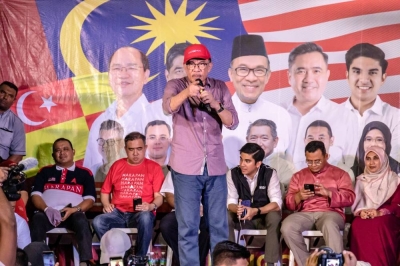 安华周三晚上在鹅唛的希盟造势大会上,促人民赶走“叛徒”。-Firdaus Latif摄- 安华周三晚上在鹅唛的希盟造势大会上,促人民赶走“叛徒”。-Firdaus Latif摄-