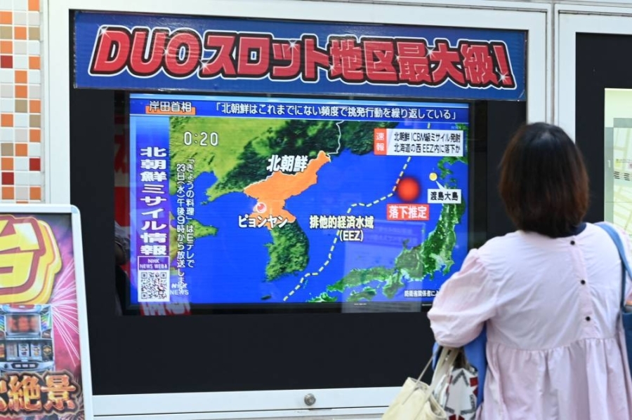 朝鲜周五发射一枚洲际弹道导弹,落入北海道以西的日本专属经济海域内。-法新社- 朝鲜周五发射一枚洲际弹道导弹,落入北海道以西的日本专属经济海域内。-法新社-