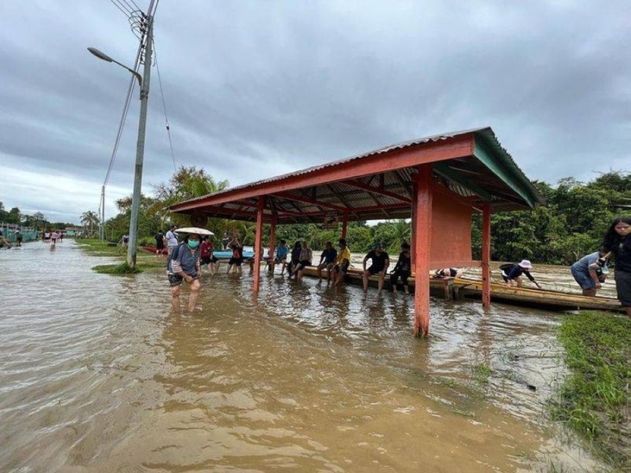 选委会指出,由于天气恶劣,选委会官员无论是海陆空方式,都无法前往峇南国席的投票中心。-图取自面子书- 选委会指出,由于天气恶劣,选委会官员无论是海陆空方式,都无法前往峇南国席的投票中心。-图取自面子书-