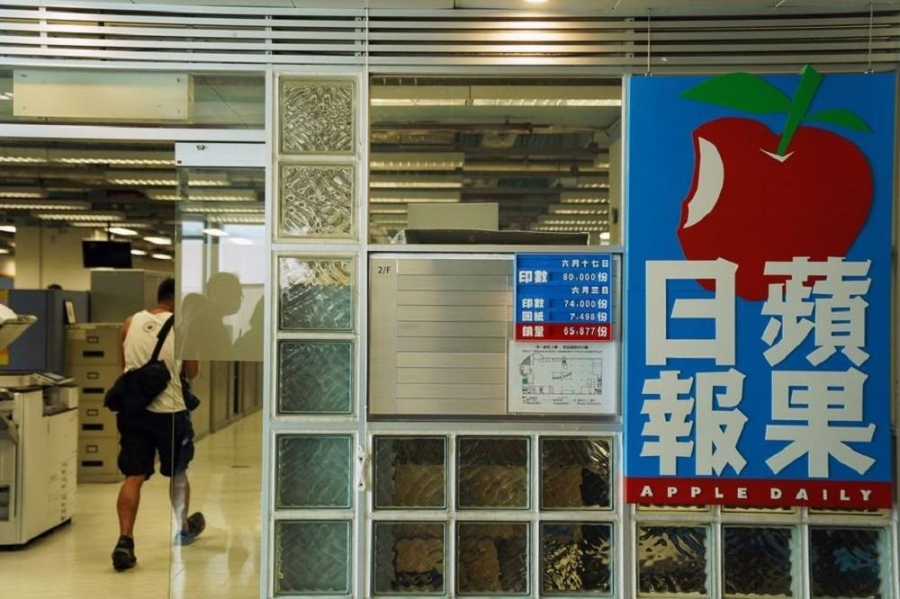 香港《苹果日报》去年在资金被冻结后倒闭,包括创办人黎智英在内的多位资深员工,被控违反国安法。-路透社- 香港《苹果日报》去年在资金被冻结后倒闭,包括创办人黎智英在内的多位资深员工,被控违反国安法。-路透社-