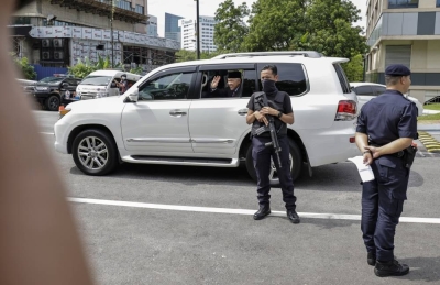 阿末扎希驳斥传言,他没辞去国阵及巫统主席职。-马新社- 阿末扎希驳斥传言,他没辞去国阵及巫统主席职。-马新社-