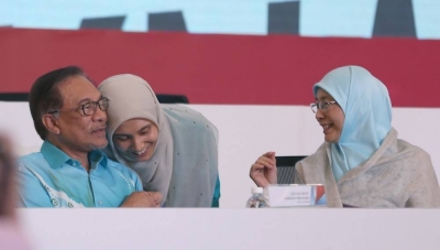 努鲁依莎(中)发文说以父亲安华(左)为傲,右为安华妻子旺阿兹莎。-Razak Ghazali摄- 努鲁依莎(中)发文说以父亲安华(左)为傲,右为安华妻子旺阿兹莎。-Razak Ghazali摄-