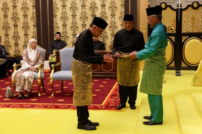 国家元首苏丹阿都拉陛下周四下午在国家王宫,颁发委任状予新任新首相安华。-马新社- 国家元首苏丹阿都拉陛下周四下午在国家王宫,颁发委任状予新任新首相安华。-马新社-