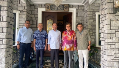 安华(中)在私邸接见阿邦佐哈里(右2)等一行人。-图取自安华面子书- 安华(中)在私邸接见阿邦佐哈里(右2)等一行人。-图取自安华面子书-