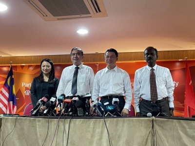 陆兆福(左2)率领新科部长杨巧双(左起)、倪可敏及西华古玛,在行动党总部召开记者会。-精彩大马- 陆兆福(左2)率领新科部长杨巧双(左起)、倪可敏及西华古玛,在行动党总部召开记者会。-精彩大马-