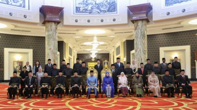 国家元首苏丹阿都拉陛下伉俪周六下午在国家王宫,与新内阁成员合影。-马新社- 国家元首苏丹阿都拉陛下伉俪周六下午在国家王宫,与新内阁成员合影。-马新社-