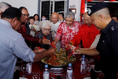 阿末扎希年初二返回峇眼拿督选区时,还特别向马颂原(右起)和“契妈”谢惜良拜年。-马新社- 阿末扎希年初二返回峇眼拿督选区时,还特别向马颂原(右起)和“契妈”谢惜良拜年。-马新社-