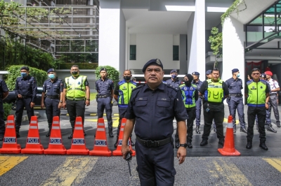 警方驻扎在瑞典驻马大使馆前,确保集会和平进行。-Yusof Mat Isa摄- 警方驻扎在瑞典驻马大使馆前,确保集会和平进行。-Yusof Mat Isa摄-
