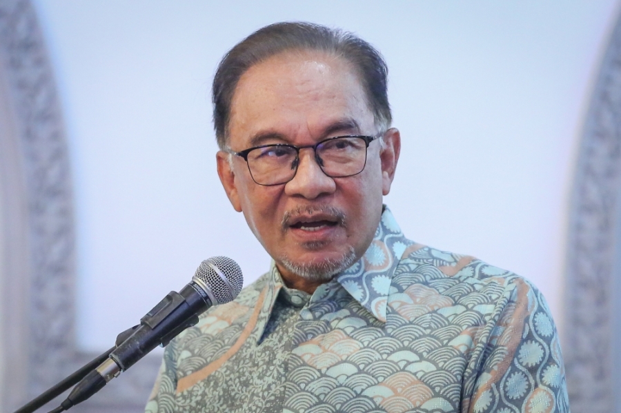 安华(图)表示,阿末扎希理应有一个可以获得独立和公正审判的机会。-Yusof Mat Isa摄- 安华(图)表示,阿末扎希理应有一个可以获得独立和公正审判的机会。-Yusof Mat Isa摄-