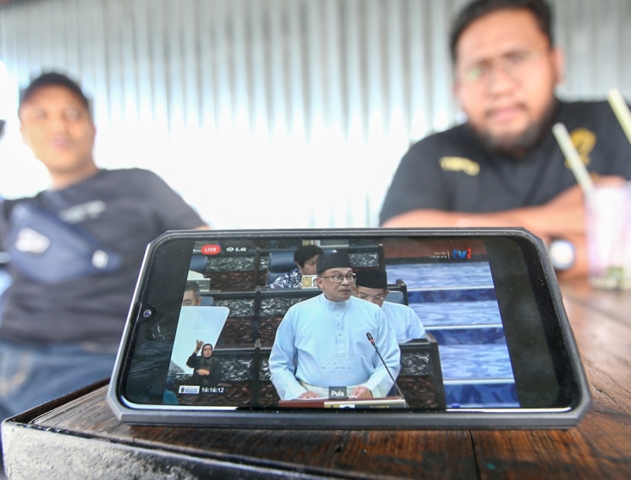 安华说,慈悯援助金拨款总额约80亿令吉,有助减轻近900万名受惠者的生活负担。-Farhan Najib摄- 安华说,慈悯援助金拨款总额约80亿令吉,有助减轻近900万名受惠者的生活负担。-Farhan Najib摄-