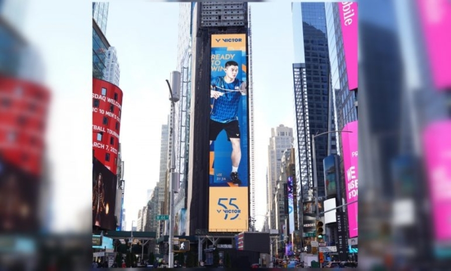 著名国际运动品牌VICTOR为庆祝55周年,“带领”旗下顶尖球星登上纽约时代广场巨幕,以纪念重要时刻。-摘自网络- 著名国际运动品牌VICTOR为庆祝55周年,“带领”旗下顶尖球星登上纽约时代广场巨幕,以纪念重要时刻。-摘自网络-