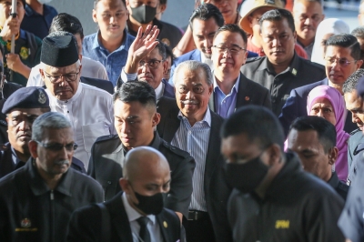 慕尤丁(中)今日在吉隆坡法庭面对4项滥权收贿及2项洗黑钱控状。-Yusof Mat Isa摄- 慕尤丁(中)今日在吉隆坡法庭面对4项滥权收贿及2项洗黑钱控状。-Yusof Mat Isa摄-