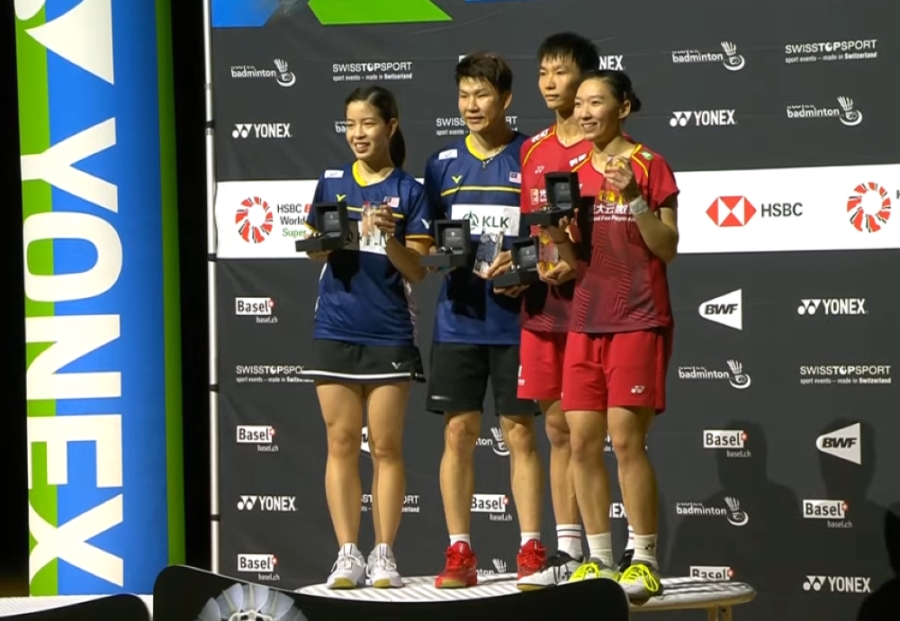 瑞士公开赛混双颁奖仪式,左起赖洁敏、吴埙阀、蒋振邦和赖雅欣。-摘自推特- 瑞士公开赛混双颁奖仪式,左起赖洁敏、吴埙阀、蒋振邦和赖雅欣。-摘自推特-
