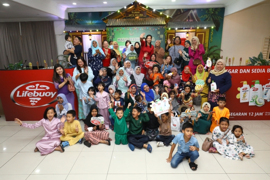 配合Lifebuoy企业社会责任倡议,该品牌精心筹办了这一场开斋晚宴,让40个贫困家庭可以像其他人一样欢庆开斋节。-Lifebuoy供图- 配合Lifebuoy企业社会责任倡议,该品牌精心筹办了这一场开斋晚宴,让40个贫困家庭可以像其他人一样欢庆开斋节。-Lifebuoy供图-